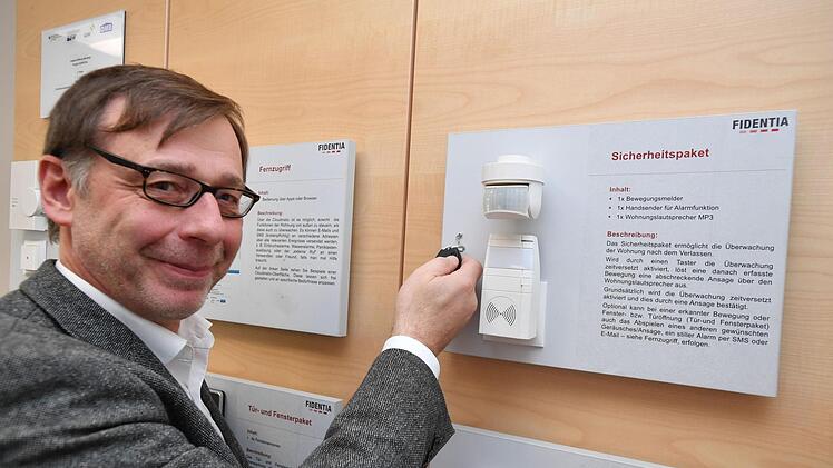 Gerhard Nunner erfüllt Smart-Home-Wünsche für größere Wohneinheiten. Im Bereich Sicherheit ist die Nachfrage gestiegen. Fotos: Ronald Rinklef