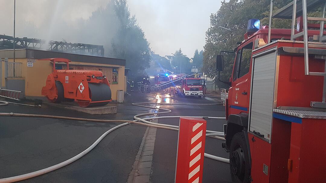 Lagerhalle in Wunsiedel komplett abgebrannt - Schaden enorm, Einsturzgefahr