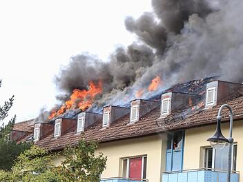 Im Ankerzentrum für Flüchtlinge in Bamberg hat es am Samstag gebrannt. Die Brandursache ist unklar. Jetzt ermittelt die Kriminalpolizei. Fotos: News5