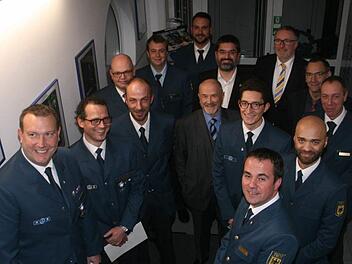 Die Ehrung langj&auml;hriger und verdienter Mitglieder des THW Coburg stand im Mittelpunkt der Jahresabschlussfeier der Hilfsorganisation. Von links im Uhrzeigersinn: Ren&eacute; G&ouml;bel, Markus Kunzelmann, Daniel Leicht, Stefan Newcomb, Alexander Niedt, Steffen Engert (THW Regionalstelle Bamberg), stellvertretender Landrat Christian Gunsenheimer, D&ouml;rfles-Esbachs B&uuml;rgermeister Udo D&ouml;hler, Coburgs Dritter B&uuml;rgermeister Thomas Nowak, R&uuml;diger L&ouml;er, Leon Kr&auml;u&szlig;lich, Ortsbetreuer Karsten Herold, MdL a.D. J&uuml;rgen ...