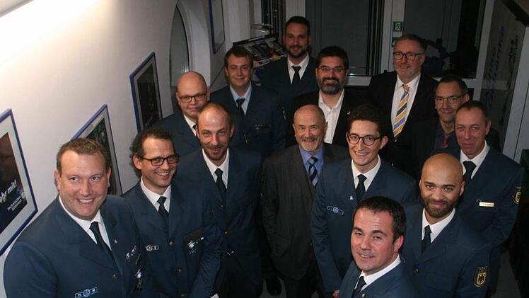 Die Ehrung langj&auml;hriger und verdienter Mitglieder des THW Coburg stand im Mittelpunkt der Jahresabschlussfeier der Hilfsorganisation. Von links im Uhrzeigersinn: Ren&eacute; G&ouml;bel, Markus Kunzelmann, Daniel Leicht, Stefan Newcomb, Alexander Niedt, Steffen Engert (THW Regionalstelle Bamberg), stellvertretender Landrat Christian Gunsenheimer, D&ouml;rfles-Esbachs B&uuml;rgermeister Udo D&ouml;hler, Coburgs Dritter B&uuml;rgermeister Thomas Nowak, R&uuml;diger L&ouml;er, Leon Kr&auml;u&szlig;lich, Ortsbetreuer Karsten Herold, MdL a.D. J&uuml;rgen ...