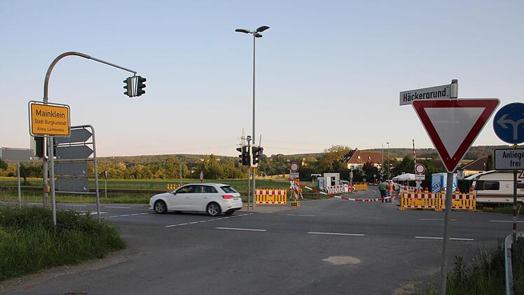 Der Bahnübergang in Mainklein ist voraussichtlich noch bis Ende September gesperrt. Bürgermeister Robert Hümmer will sich bei der Bahn nach einer Lösung für Pendler erkundigen. Foto: Stephan Stöckel