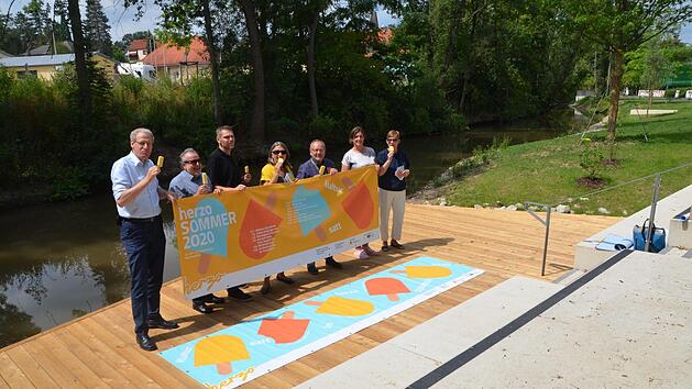 Mit einem Eis auf dem neuen Aurach-Deck: Die Verantwortlichen freuen sich auf die kulturellen Veranstaltungen, der Herzo Sommer kann kommen.  Foto: Bernhard Panzer