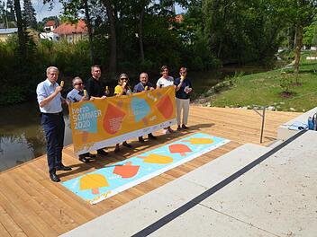 Mit einem Eis auf dem neuen Aurach-Deck: Die Verantwortlichen freuen sich auf die kulturellen Veranstaltungen, der Herzo Sommer kann kommen.  Foto: Bernhard Panzer