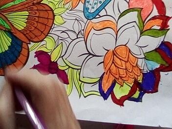 Als Mutmach-Idee für Alt und Jung während der tristen Corona-Zeit sieht die Kronacherin Friedel Wagner (91)  die Beschäftigung mit Mandala-Malerei.