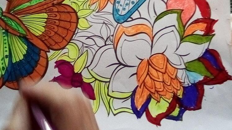 Als Mutmach-Idee für Alt und Jung während der tristen Corona-Zeit sieht die Kronacherin Friedel Wagner (91)  die Beschäftigung mit Mandala-Malerei.