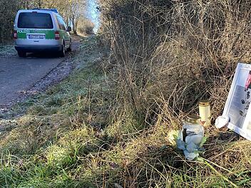 An der Stelle, an der der 26-jährige Radfahrer wohl zu Tode kam, wurden Bilder und Kerzen zur Erinnerung aufgestellt.  Foto: Gerhard Fischer
