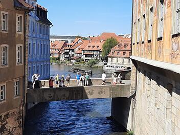Bamberg: Gel&auml;nder wird an Unterer Br&uuml;cke montiert - wie lange die Arbeiten dauern