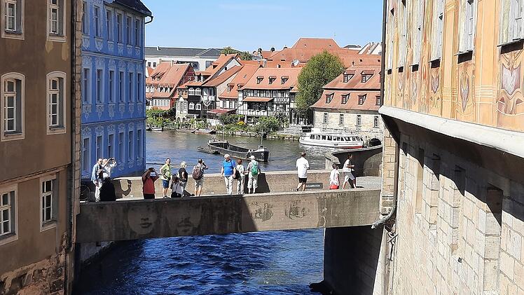 Bamberg: Geländer wird an Unterer Brücke montiert - wie lange die Arbeiten dauern