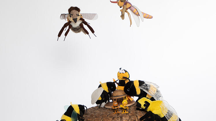 Historischer Bienenkorb mit Spielzeugbienen