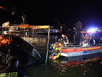 Auto kippt in den Main Auto kippt in den Main