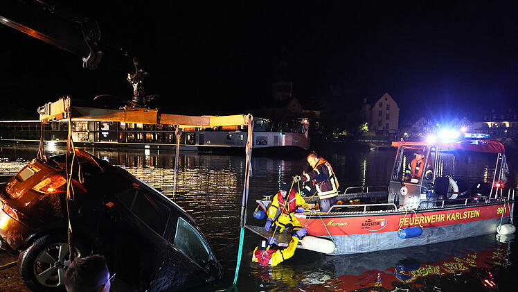 Auto kippt in den Main