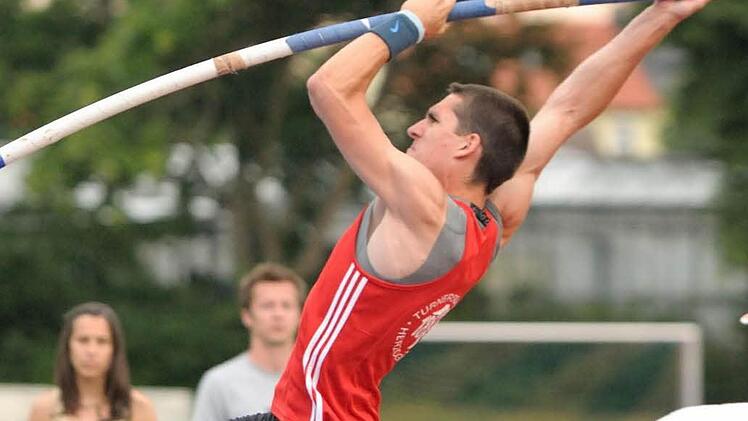Andre Zahl schaffte als Einziger 4,30 Meter und siegte damit im Stabhochsprung.