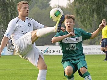 Oliver Janz (links) erzielte sein erstes Tor für den SC Eltersdorf zum 3:1-Endstand. Rechts der Neudrossenfelder Kevin König. Foto: Klaus-Dieter Schreiter