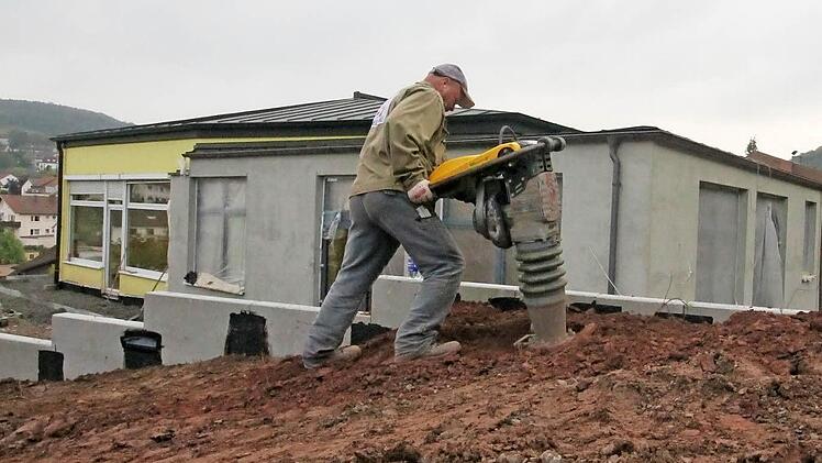 Ein Arbeiter mit Rüttelplatte am Kindergarten in Winkels. Foto: Benedikt Borst