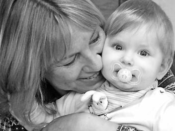 Die Liebe zu den Kindern erfüllt das Leben von Doris Fery, die Kinder - wie hier die kleine Tochter einer Bekannten - einfach in den Arm nehmen muss.  Foto: privat