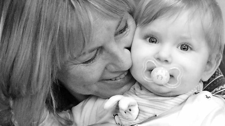 Die Liebe zu den Kindern erfüllt das Leben von Doris Fery, die Kinder - wie hier die kleine Tochter einer Bekannten - einfach in den Arm nehmen muss.  Foto: privat