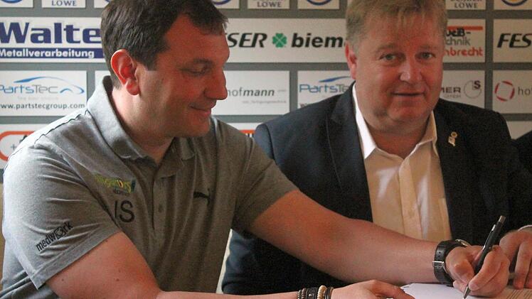 Jörg Schobert (links) und HEC-Verwaltungsratsvorsitzender Axel Rogner unterzeichneten gestern die Vereinbarung zur Teilnahme am Ligenspielbetrieb des deutschen Eishockeybundes (DEB), die den Alligators ein Gastspielrecht einräumt, das sie aufgrund der für sie geltenden Sonderregelungen aktuell noch kein DEB-Mitglied sind.  Fotos: Johannes Höllein