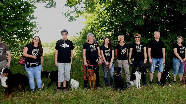 Diese Hundeführerinnen und -führer absolvierten den Lehrgang für Begleithunde. Foto: Günther Geiling