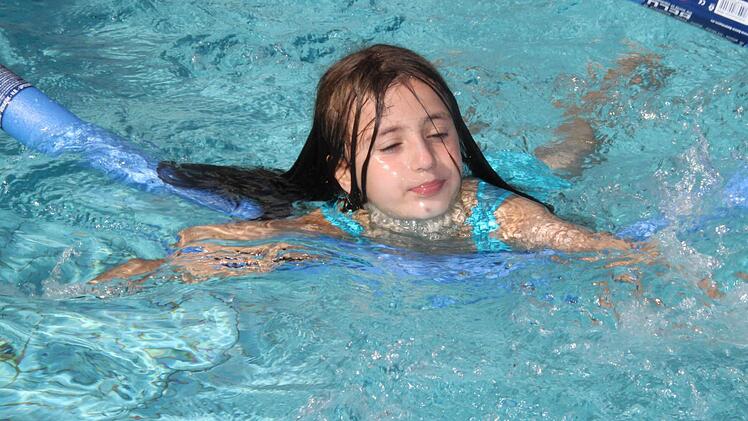 Schwimmkurs für Flüchtlingskinder im Kulmbacher Freibad Foto: Dagmar Besand