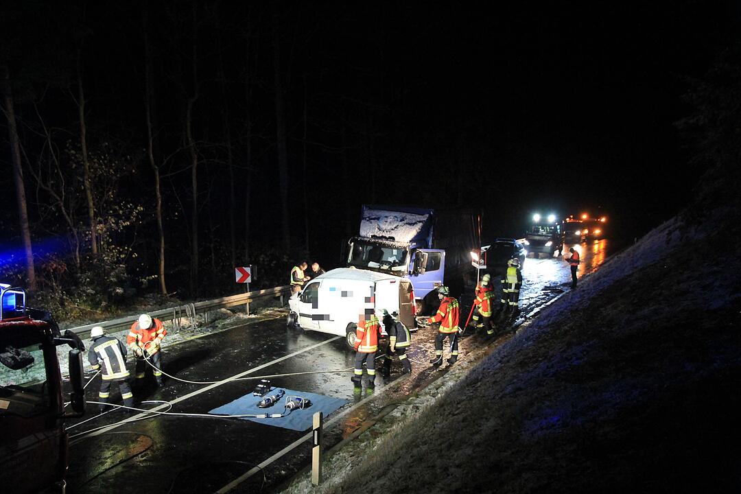 Tödlicher Glätteunfall in Unterfranken – Lkw und Kastenwagen krachen frontal ineinander