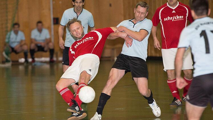Spielszene von der Hallenbezirksmeisterschaft der A-Senioren. Foto: Heinrichi Weiß