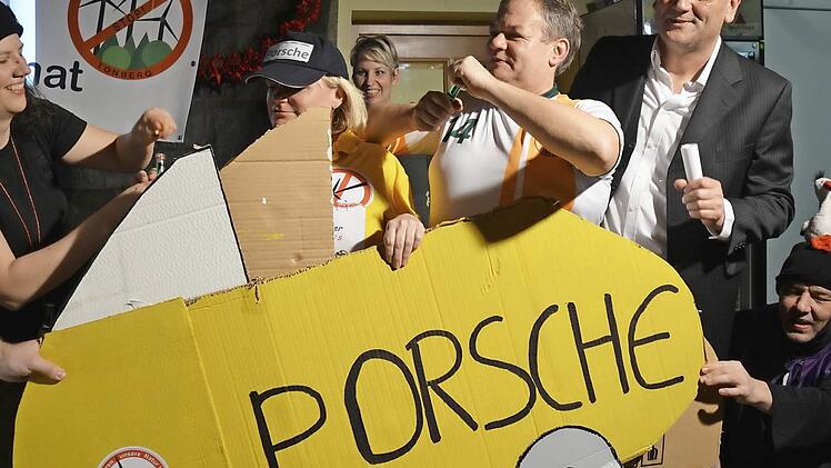 Die Eichelberger/Reutersbrunner Laufgruppe hat einige Schandtaten und Unfälle beobachtet. Hier Susanne Käb, Sabine Mölter, Markus Müller mit Porsche, Andreas Mölter als Eduard Zimmermann und Harald Rössner als Schwarzstorch.