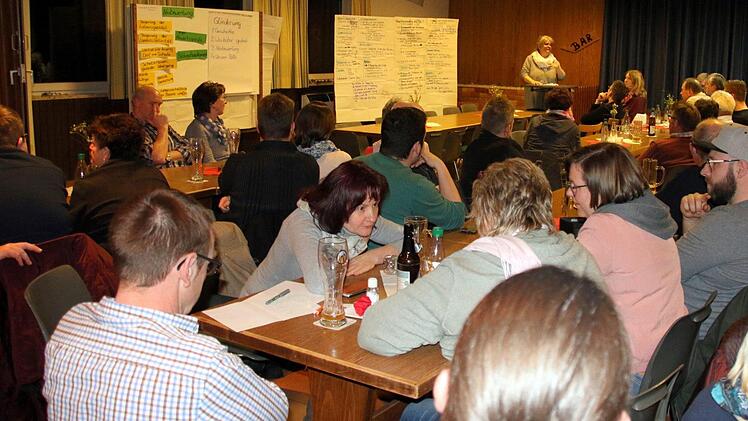 Bei einem Workshop Anfang Januar hatten 45 Bürger Gemündas Ideen zur Gestaltung ihres Dorfes erarbeitet. Am Montag stellten Pfarrerin Kathrin Neeb (im Bild hinten) und Vertreter der einzelnen Arbeitsgruppen die Ergebnisse im Sportheim des TSV Gemünda vor. Foto: Bettina Knauth