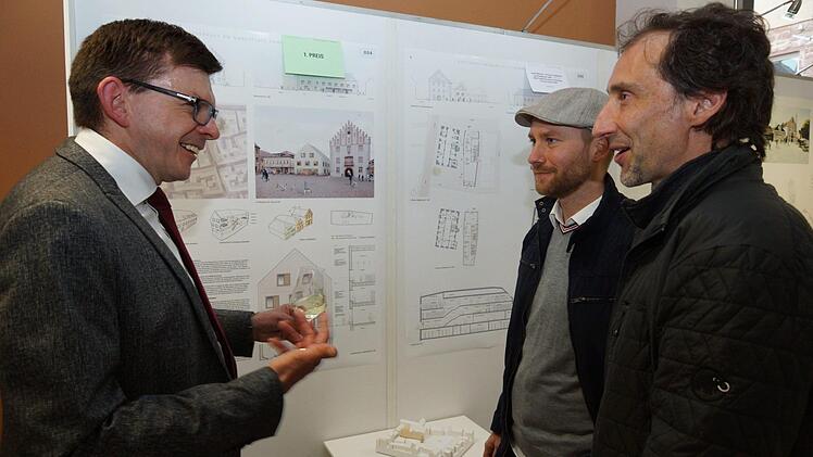 Bürgermeister Armin Warmuth im Gespräch mit den beiden Siegern René Rissland und Matthias Massari. Foto: Arkadius Guzy
