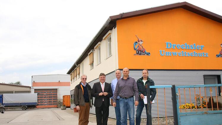 Haben die  neue Abgabestelle für Elektroschrott  vorgestellt (von links): Günter Söllner (Leiter Abfallwirtschaft Landratsamt), Landrat Klaus Peter Söllner, Norbert und Michael Drechsler (Drechsler Umweltschutz) sowie Detlef Zenk (Leiter Abfallberatung/Klimaschutz Landratsamt).