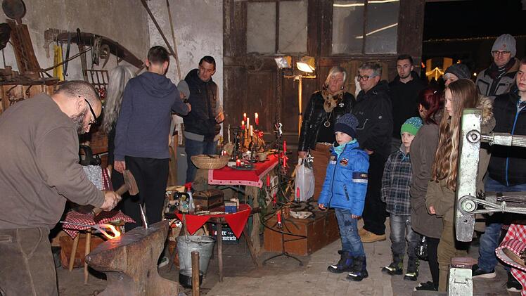 Der (Kunst-)Schmied zeigt seine Handwerkskunst und war daraus entsteht.