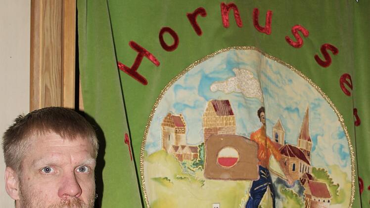 Der noch amtierende Vereinspräsident Christoph Krauss mit der 2006 geschaffenen Vereinsfahne der Münnerstädter Hornussergesellschaft.Paul Ziegler