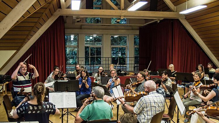Probenendspurt für das Open-Air-Konzert am Sonntag im Freibad Neustadt: Hans Stähli dirigiert das Orchester der Musikfreunde Neustadt.Foto: Jochen Berger