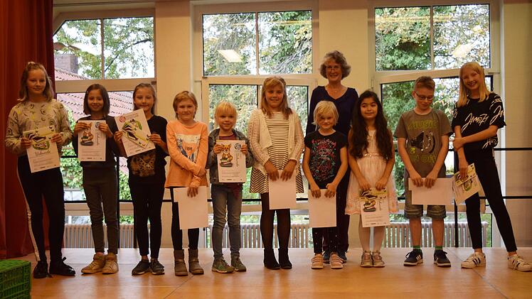 Für die zehn Kinder, die die meisten Bücher gelesen und bewertet haben, gab es neben Urkunden und Sachpreisen auch einen Gutschein. Foto: Daniela Pondelicek
