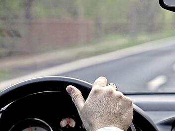 Dem Kl&auml;ger drohte, die Zulassung f&uuml;r seinen Porsche Cayenne zu verlieren. Doch das verhinderte das Landgericht mit seinem Urteil.  Foto: ambrozinio/Adobe Stock