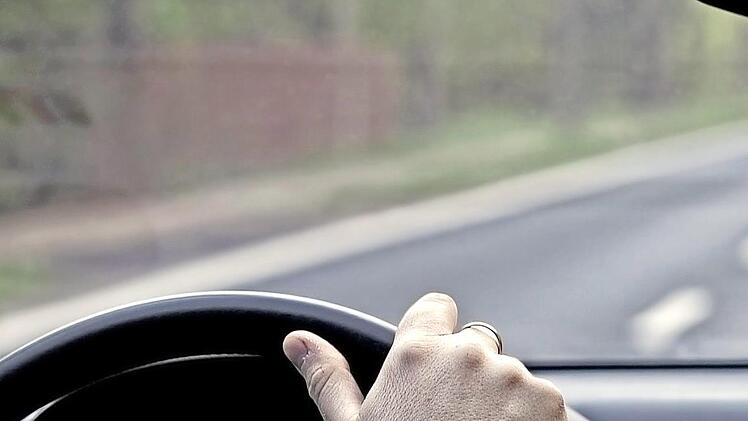 Dem Kl&auml;ger drohte, die Zulassung f&uuml;r seinen Porsche Cayenne zu verlieren. Doch das verhinderte das Landgericht mit seinem Urteil.  Foto: ambrozinio/Adobe Stock