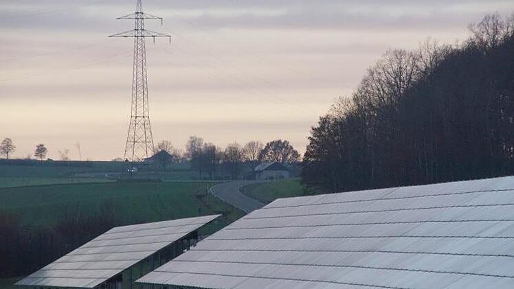 Die bestehenden Photovoltaik-Anlagen bei Oberbrunn (Bild), Eggenbach, Draisdorf und Unterneuses weisen eine Fläche von zusammen rund 35 Hektar auf. Nachdem eine seitens der Gemeinde 2018 festgelegte Begrenzung solcher Anlagen auf gemeindeweit 40 Hektar bald greift, muss man sich nun mit dieser bestehenden Regelung beschäftigen. Foto: Mario Deller