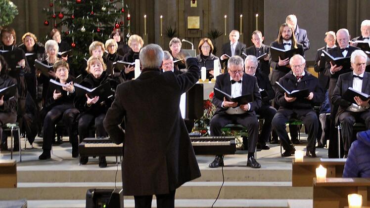 Stadtkantor Burkard Ascherl dirigiert die drei Chöre der Herz-Jesu Kirche.