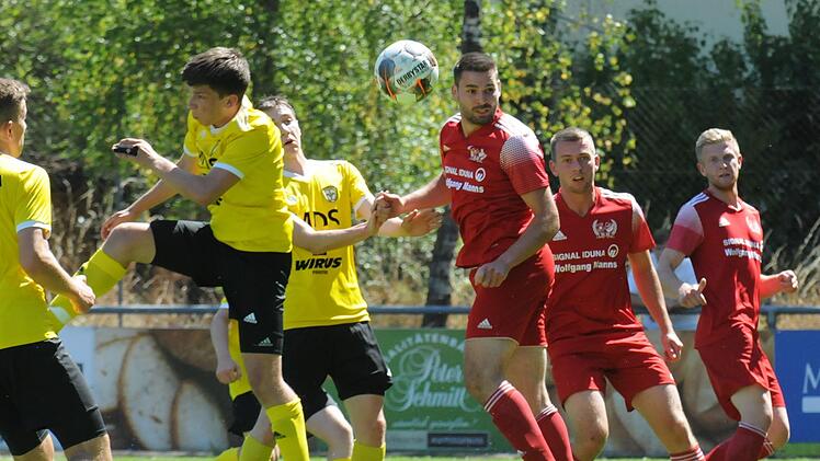 Die Torgefährlichkeit der Züntersbacher Ankert-Brüder bekam auch der FC Thulba (in gelb) zu spüren: Unser Bild zeigt Simon Ankert beim Kopfball, rechts daneben sein Bruder Valentin. Julian Ankert kickt aktuell für Hessenligist Buchonia Flieden. Fo...