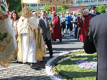 Der Blumenteppich vor dem Altar ist zu kostbar um darauf zu laufen, gedacht für das Allerheiligste, die Monstranz, wagt es doch niemand die Mühen einfach so zu zerlaufen. Foto: Katharina Brecht