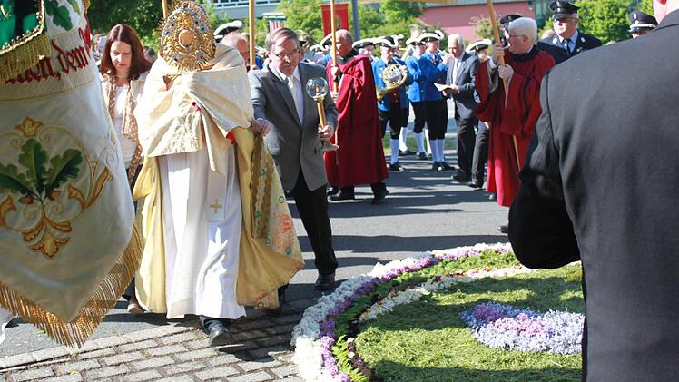 Der Blumenteppich vor dem Altar ist zu kostbar um darauf zu laufen, gedacht für das Allerheiligste, die Monstranz, wagt es doch niemand die Mühen einfach so zu zerlaufen. Foto: Katharina Brecht