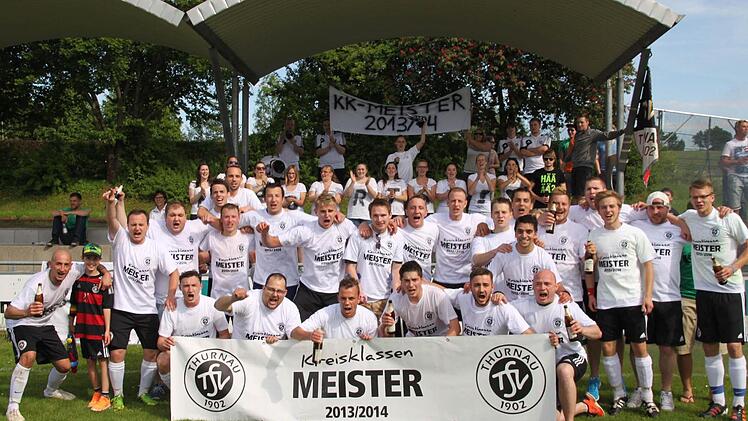 Der TSV Thurnau hat es geschafft! Das Team von Spielertrainer Marco Dreßel kehrt in die Kreisliga zurück. Stehend, von links: Spielertrainer Dreßel mit Sohn Luis, Strohwald, Haase, R. Bergmann, M. Bergmanm (dahinter), Deller, Schrüfer, Lauterbach, Mönch, Reuther, Ries, Barth, K. Härtel, Statile (davor), Leykam, Schuhmann, Wiesel, Jatzke, L. Butz sowie (vorne, von links) Amschler, M. Wiesenmüller, F. Bergmann, Aepfelbach, Tauer und Schyschka. Foto: Christian Schuberth