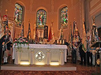 Fahnenabordnungen begleiteten den Gottesdienst.  Foto: Lutz