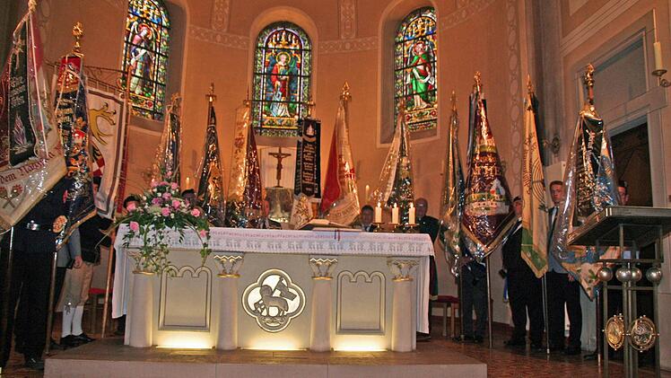 Fahnenabordnungen begleiteten den Gottesdienst.  Foto: Lutz