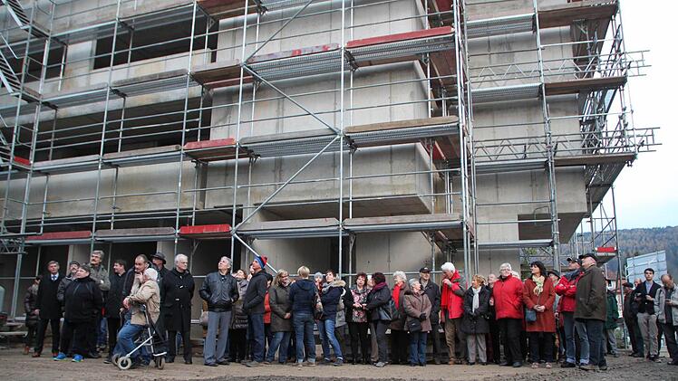 Viele Bürger sind zum Richtfest gekommen.