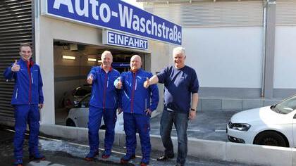 Ihr Fahrzeug ist beim Team der neuen Textilwaschstraße in guten Händen.  Fotos: PR