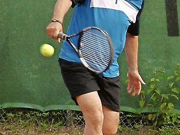 Beim 12:9-Sieg der Herren 50 des SV Neuses beim TC Marktrodach gewann Helmut Horn sein Einzel und das Doppel zusammen mit Günther Krebs. Foto: Hans Franz