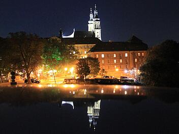 Die Beleuchtung von Kloster Banz ist dank neuester LED-Technik mit deutlich geringerem Energieeinsatz möglich als aktuell etwa für Vierzehnheiligen erforderlich ist. Für die Installation waren 80 000 Euro veranschlagt. Die Schlussrechnung liegt laut Bürgermeister noch nicht vor. Die Stadt rechne aber mit einem Eigenanteil von etwa 30 000 Euro. Foto: Matthias Einwag