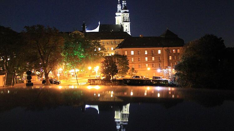 Die Beleuchtung von Kloster Banz ist dank neuester LED-Technik mit deutlich geringerem Energieeinsatz möglich als aktuell etwa für Vierzehnheiligen erforderlich ist. Für die Installation waren 80 000 Euro veranschlagt. Die Schlussrechnung liegt laut Bürgermeister noch nicht vor. Die Stadt rechne aber mit einem Eigenanteil von etwa 30 000 Euro. Foto: Matthias Einwag