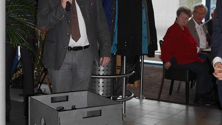 Stadtrat-Mitglied Stephan Schink übergibt eine Feuerschale anlässlich des 40. Geburtstages - passend zum Thermen-Motto "erdfeuer". Foto: Nelly Ritz